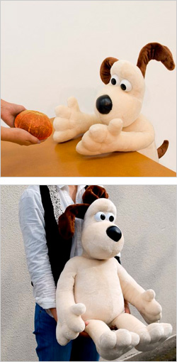 今にも動き出しそうな・・・おっきなグルミットぬいぐるみ