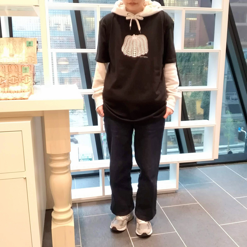 スタッフが 草間彌生 かぼちゃ Tシャツ を着比べて見ました コーディネートの参考にぜひご覧下さい Lammfromm ラムフロム 公式サイト アートグッズ デザイングッズのセレクトショップ スタッフが 草間彌生 かぼちゃ Tシャツ を着比べて見ました コーディネートの参考にぜひご覧下さい Lammfromm ラムフロム 公式サイト アートグッズ デザイングッズのセレクトショップ
