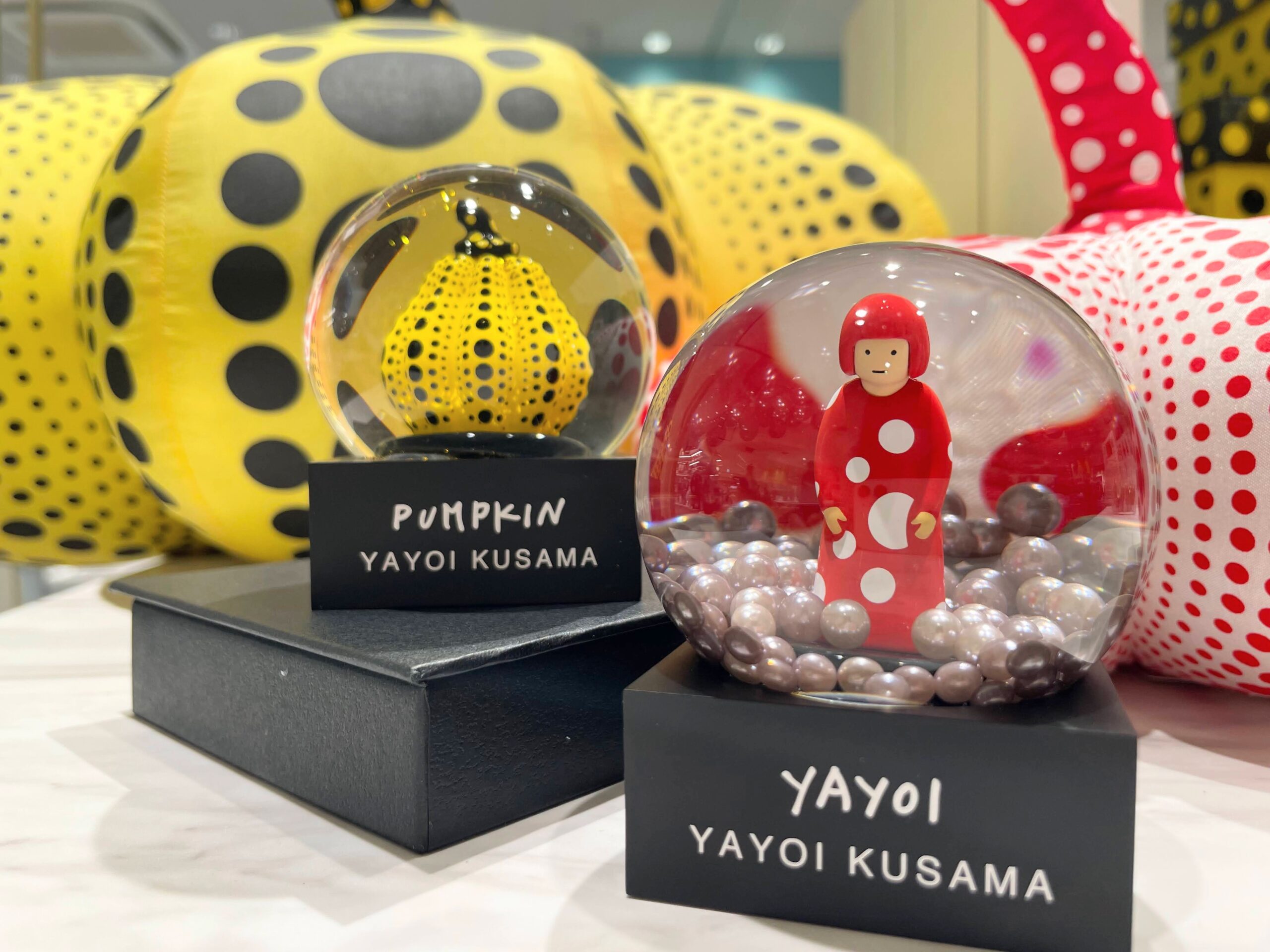 草間彌生さん、ぬいぐるみ Amazon.co.jp: (Yayoi Kusama) 草間彌生 プラッシュ ぬいぐるみ